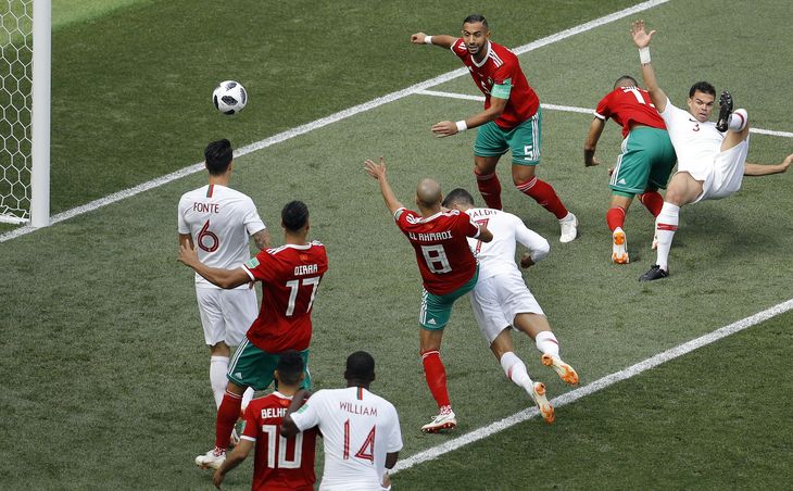 Rekord-Ronaldo header Portugal foran. Foto: AP