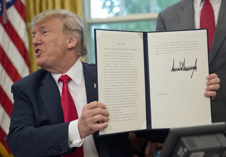 Efter at have være udsat for massiv kritik underskrev præsident Donald Trump onsdag et direktiv, som skal forhindre, at migrantfamilier bliver adskilt ved den amerikansk-mexicanske grænse. Foto: AP