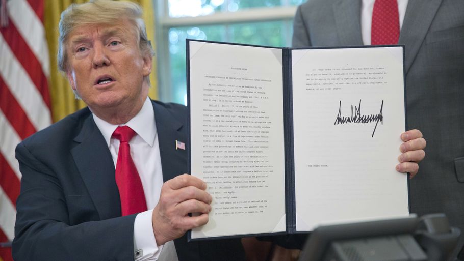 Donald Trump underskrev i sidste uge et direktiv, der skal sætte en stopper for regeringens egen forfejlede tilgang ved grænsen. Foto: Pablo Martinez Monsivais/AP