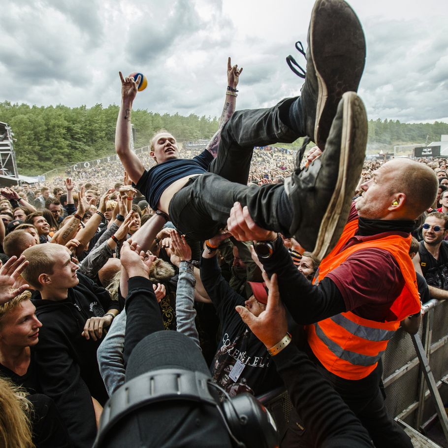 Festivalrus 25.000 amok i ømt orgie billede pic