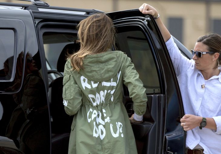'I really don't care, do you?' står der på den grønne jakke. Foto: AP