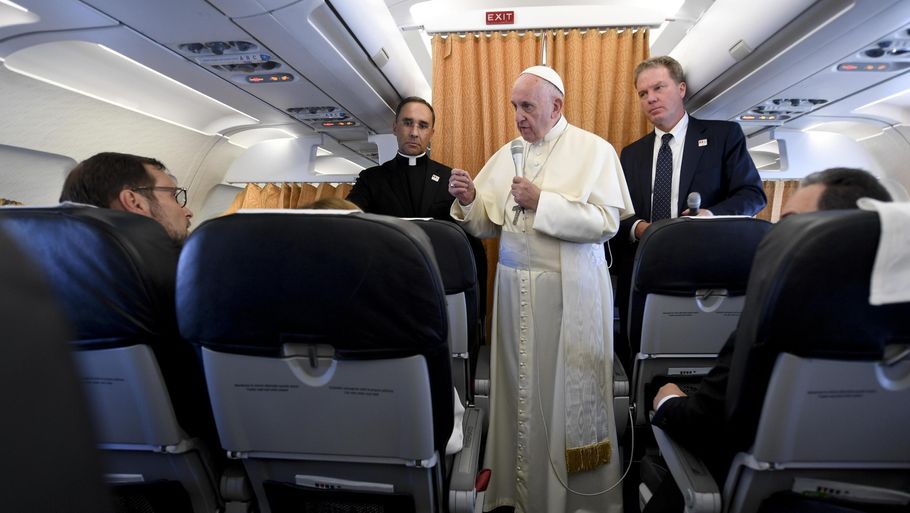 Pave Frans holdt pressemøde på sit fly på vej tilbage mod Rom efter et besøg i Schweiz. Foto: AP