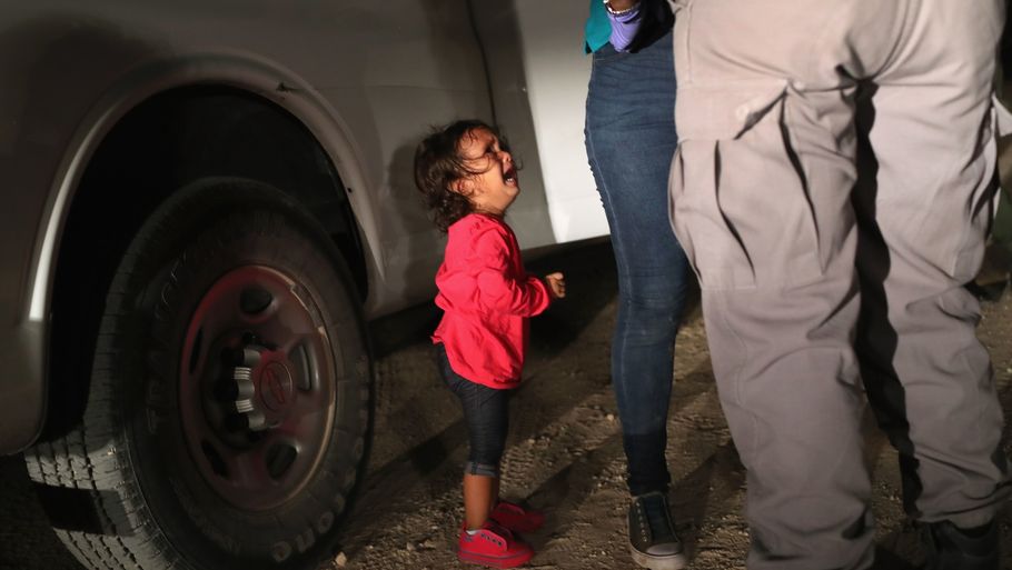 Den lille to-årige pige blev et symbol på Trumps hårde grænse-politik med at adskillige illegale forældre for deres børn. (Foto: Ritzau/Scanpix)