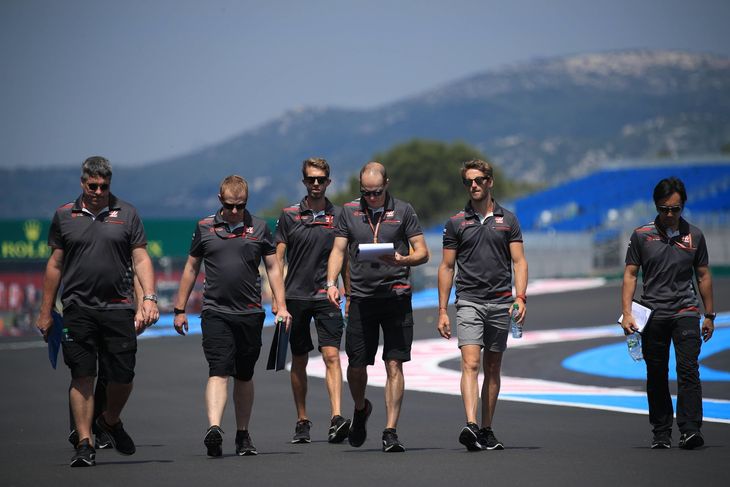 Haas er hurtige i denne weekend, men særligt Romain Grosjeans side af garagen fortsætter med at være uheldige. Foto: imago sport/All Over Press