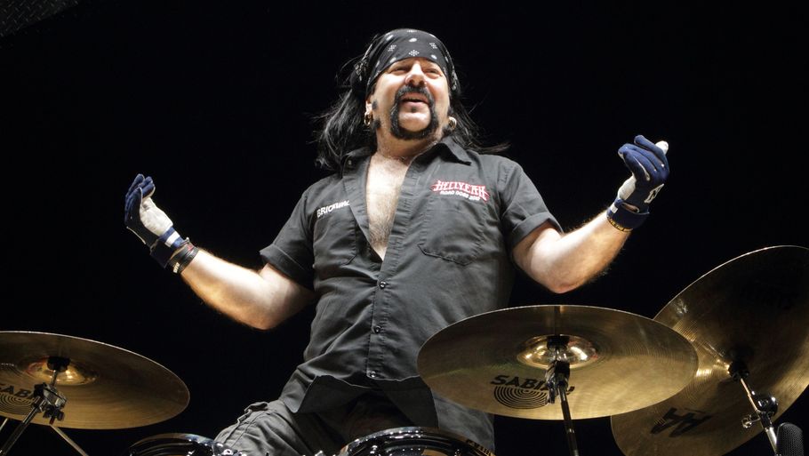 Vinnie Paul under en koncert med Hellyeah i Pennsylvania anno 2014 - den succesfulde metalmusiker blev født i Texas i 1964. Foto: AP