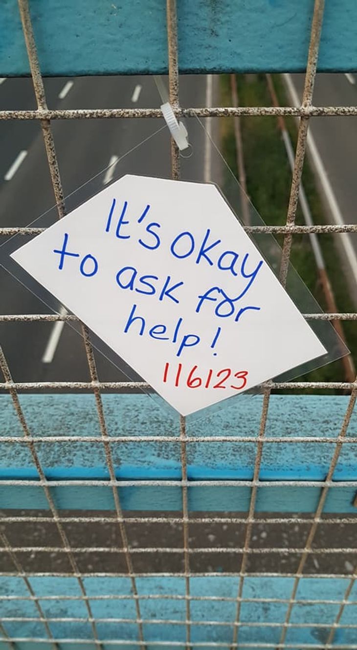 'Det er okay at spørge efter hjælp' pryder broerne. Foto: Facebook/Bridge The Gap