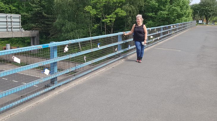 Lisa Barnes på en af de mange broer, hvor hun har hængt sine sedler op. Foto: Lisa Barnes