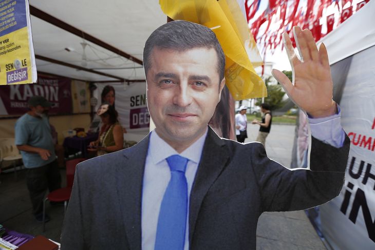 En papfigur er det tætteste de tyrkiske vælgere kommer på at møde præsidentkandidaten Selahattin Demirtas. Han sidder bag tremmer, anklaget for terror, og derfor fører sin valgkamp fra fængselscellen. Foto: AP/Lefteris Pitarakis