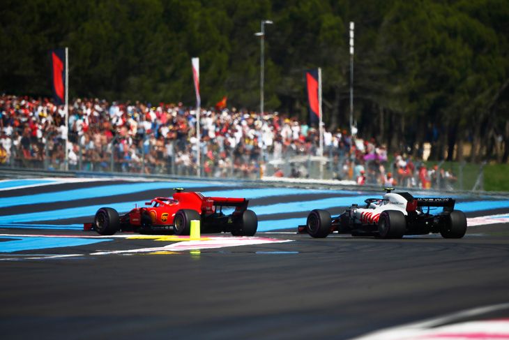 Kimi Räikkönen og Kevin Magnussen var i duel lige i starten af løbet. Foto: Andy Hone/LAT Images/REX/All Over Press