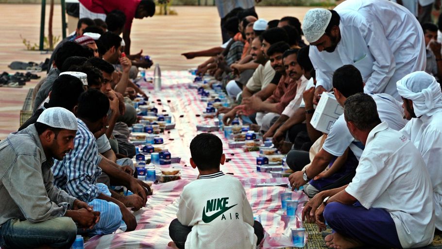 I fasteperioden må muslimer ikke spise eller drikke, mens solen er på himlen. Her ses en gruppe muslimer under Ramadanen i Dubai, hvor et dansk ægtepar sidste år rejste til og blev noget overrasket over de lukkede restauranter. Foto: Kamran Jebreili/AP
