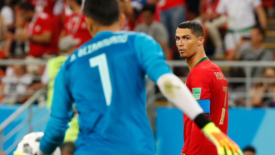 Ronaldo kigger bebrejdende på den iranske keeper, der lige har snuppet hans straffespark. Foto: Ritzau Scanpix