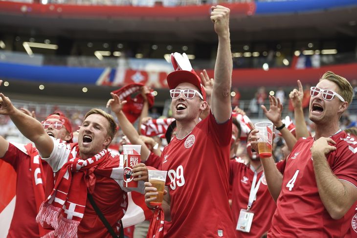 Glade fans til kampen mellem Danmark og Frankrig. Men smilet kan stvine, når de skal fodbold hjemme i stuerne fremover. 