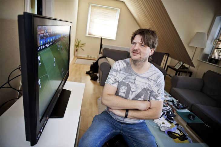 Nu har han taget konsekvensen og fundet et ti år gammelt fjernsyn. Foto: Christer Holte