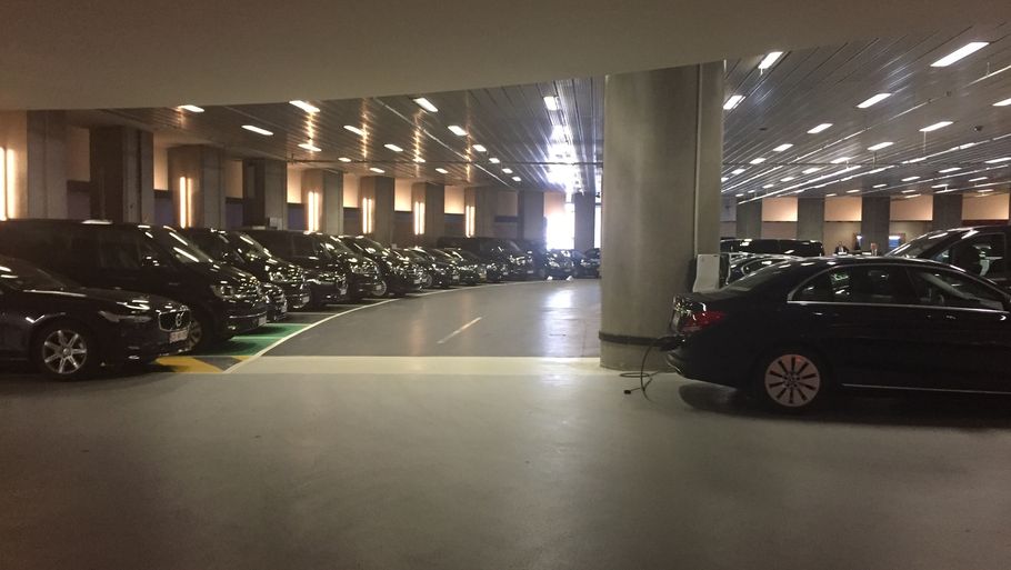 I kælderen under EU-parlamentet stråler den sorte lak på de 128 limousiner, som er stillet til rådighed for parlamentarikerne. Foto: Privat