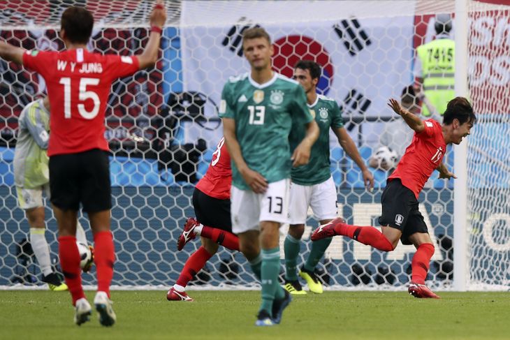 Thomas Müller og Mats Hummels ser VM-drømmen blive knust. Foto: AP