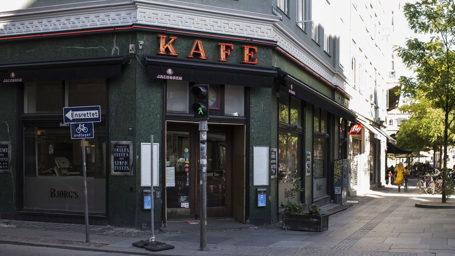 Markiserne er ikke foldet ud, som de ellers plejer at være hos Café Bjørg's. Foto: Olivia Loftlund