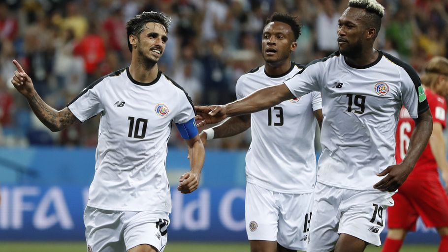 Costa Rica jubler over det komiske 2-2-mål mod Schweiz. Foto: AP
