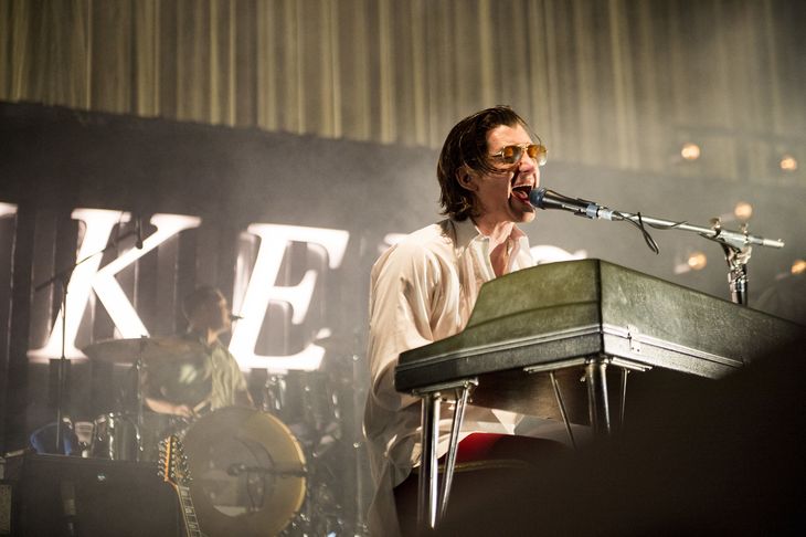 Alex Turner sad ofte ved pianoet undervejs, og bandet var udvidet med flere på keyboard. Foto: Olivia Loftlund 