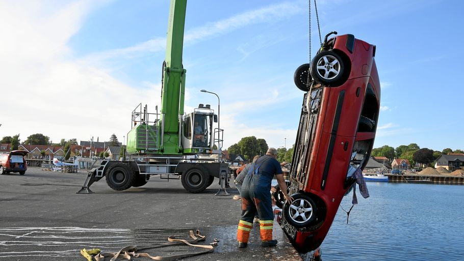Her bliver den 73-åriges  bil halet op fra havnen i Nykøbing Mors efter den dramatiske redningsaktion, som reddede bilistens liv. (Foto: Bo Lehm/nordjyske)