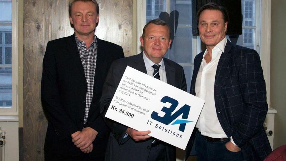 Claus Hougesen (tv.) og Lars Løkke Rasmussen, da Løkkefondens stifter fik overrakt en check på 34.590 kroner. Privatfoto