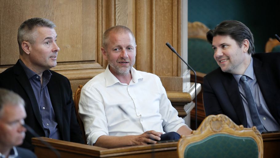 Martin Geertsen (i midten) ses her til Folketingets afslutningsdebat. Han sidder sammen med Henrik Sass Larsen fra Socialdemokratiet og Mads Fuglede fra Venstre. Foto: Jens Dresling