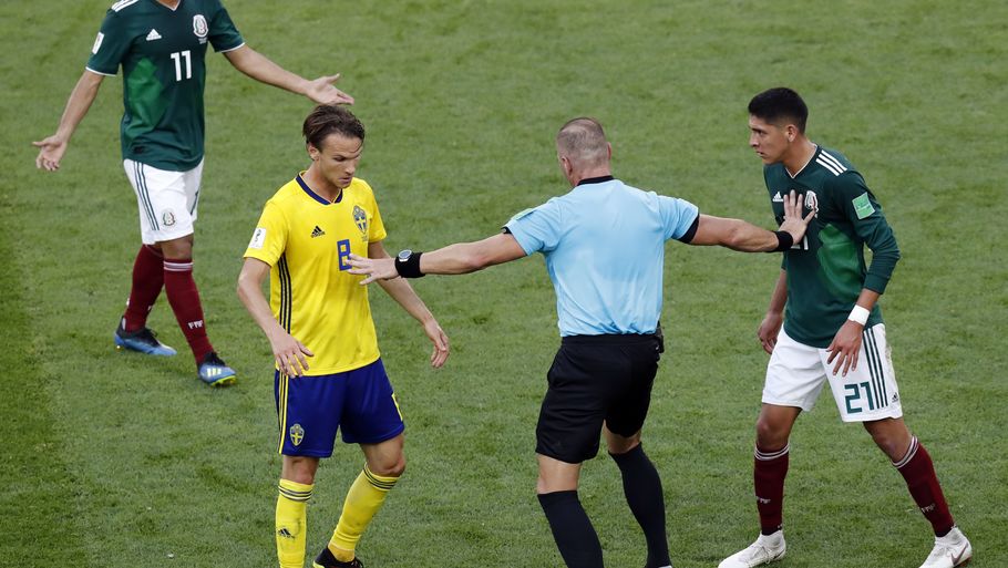 Nestor Pitana kom i fokus, da han afviste at dømme straffe til Sverige, selv om tv-billeder viste, at Javier Hernandez ramte bolden med hånden. Foto: AP