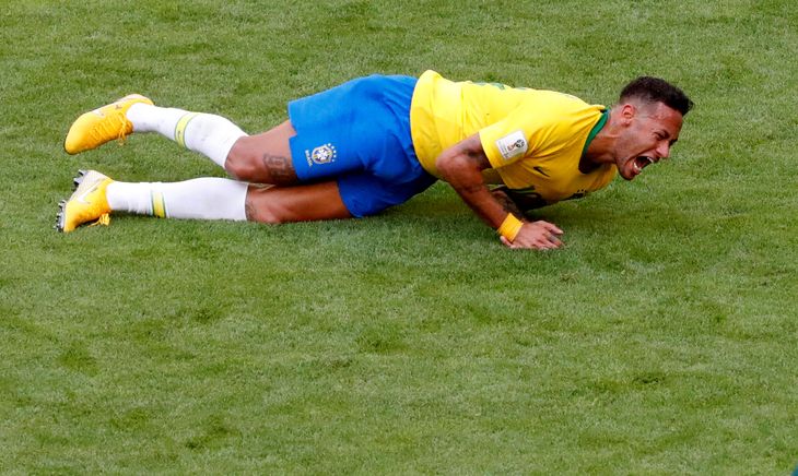 Sådan så det ud, da Neymar smed sig i selve kampen. Foto: David Gray / Ritzau Scanpix