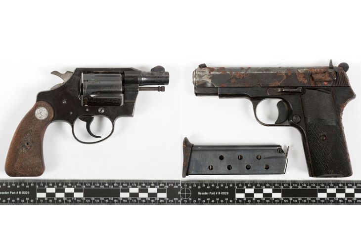Politiet har tidligere offentliggjort billeder af disse to skydevåben, der blev brugt til drabet på Servet Abdija. Til venstre en amerikansk revolver af mærket Colt og til højre den halvautomatiske pistol af mærket Zastava, som den 34-årige mand tilstår at have solgt videre. Politifoto