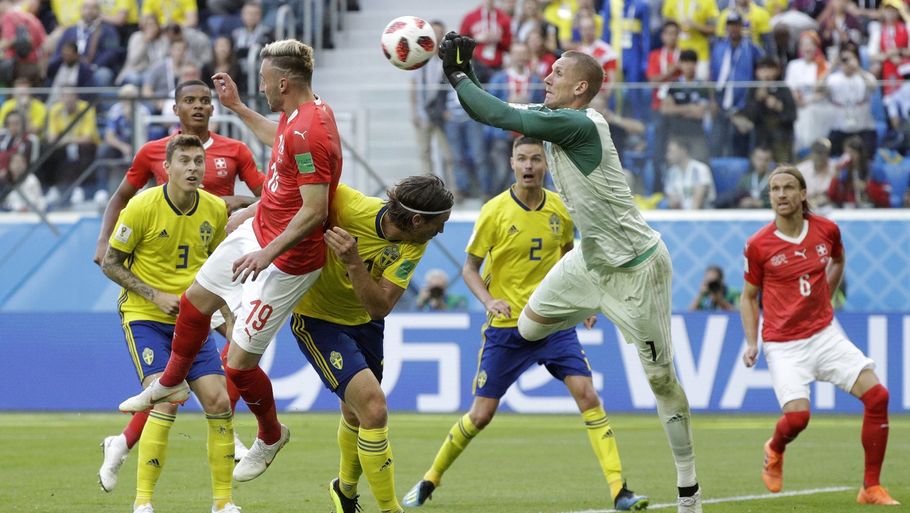 Robin Olsen i aktion for Sverige mod Schweiz under VM. Kort inden kampen var han blevet informeret om interessen fra Roma, der endte med at købe svenskeren i FCK. Foto: AP