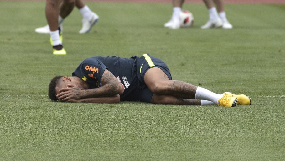 Neymar til onsdagens træning - og det er jo næsten, som vi kender ham fra kamp... Foto: AP
