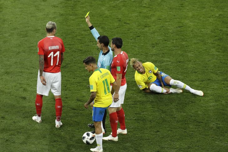 Valon Behrami sparkede Neymar ned ved VM - nu er han i al hemmelighed blevet gift med verdensstjernen Lara Gut. Foto: AP