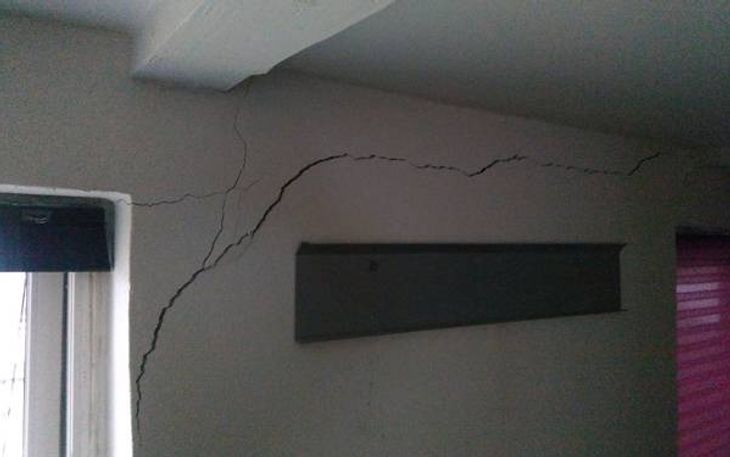 Her ses det, hvordan Niels Jørgensens væg er revnet i soveværelset. Foto: Privatfoto