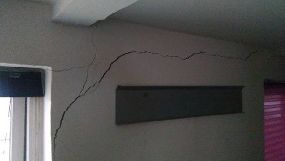 Her ses det, hvordan Niels Jørgensens væg er revnet i soveværelset. Foto: Privatfoto