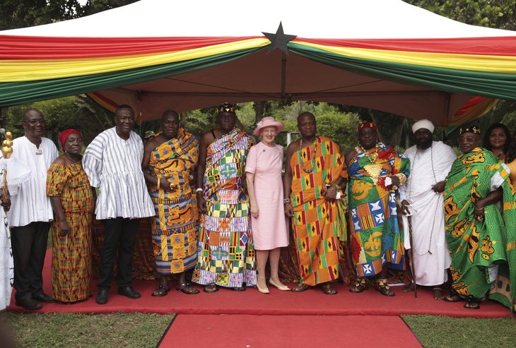 Ved ankomsten i Ghana blev Dronningen modtaget af lokale ghanesiske konger. Foto: AP/Christian Thompson