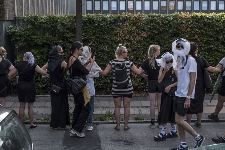 Der blev dannet en menneskekæde rundt om Bellahøj Politistation. Foto: Per Rasmussen 