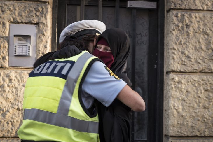 Der blev udvekslet et rørende kram mellem en muslimsk kvinde i niqab og en kvindelig betjent ved demonstrationens afslutning. Foto: Per Rasmussen