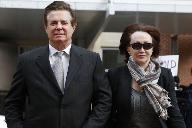 Paul Manafort ankommer til et indledende retsmøde med sine kone. Foto: AP