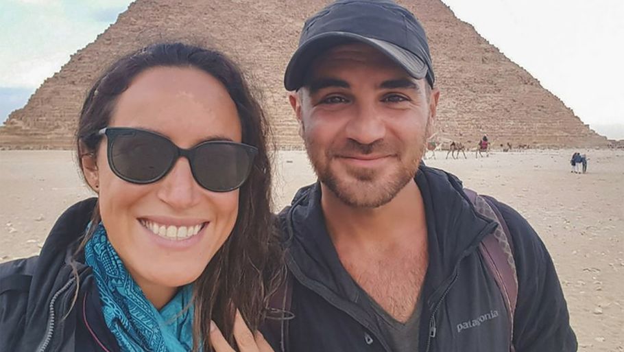 Så glade var kæresteparret Jay Austin og Lauren Geoghegan, New York, da de besøgte Egypten på deres cyklende verdensomrejse. I weekenden stoppede eventyret brutalt, da og to andre cykelturister blev dræbt af terrorister på den tadsjikiske Pamir Highway. Foto: US Embassy.