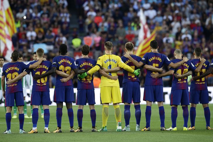 Barcelona-spillerne markerede terrorangrebet på Ramblaen inden kampen mod Betis. Nu viser det sig, at den pågældende kamp også var i kikkerten hos terroristerne. Foto: AP