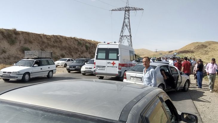 Nødhjælpen var hurtigt fremme på drabsstedet langs den mere end 1000 kilometer lange tadsjikiske hovedvej, som har været ramme om en del landevejsrøverier og overfald. Foto: Zuly Rahmatova/AP