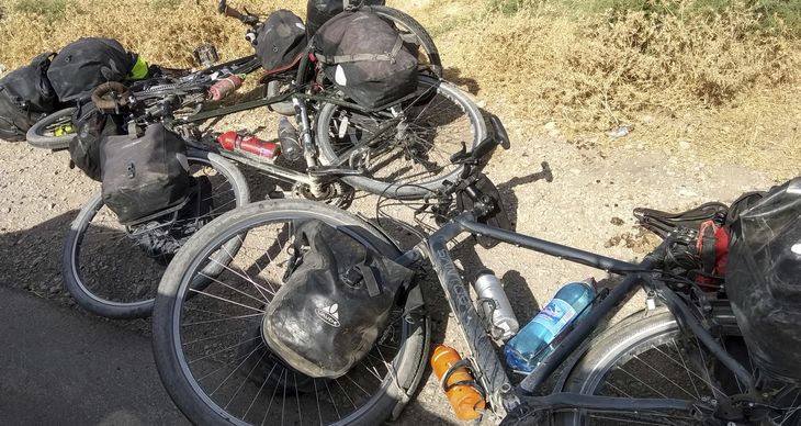 Drabsofrenes cykler blev i første omgang efterladt i vejkanten efter sidste weekends terror-angreb i Tadsjikistan. Foto: Zuly Ramatova