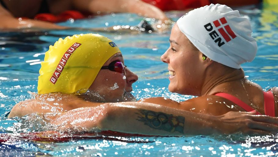 Sarah Sjöström og Pernille Blume svømmede nærmest dødt løb i EM-finalen. 1/100 sekund skilte guld fra sølv. Foto: Ritzau Scanpix