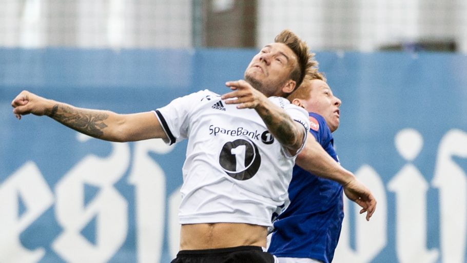 Nicklas Bendtner højt til vejrs i duel med Ranheims Aslak Fonn Witry i lokalopgøret, som Rosenborg vandt 3-1 lørdag kvæld. Foto: Ritzau Scanpix