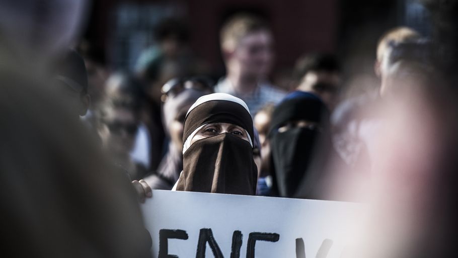 Demonstrant mod burkaloven foran Bellahøj Politistation. FOTO: Anthon Unger
