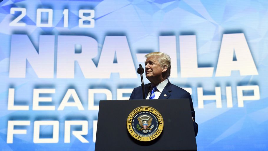 Våbenorganisationen NRA har økonomiske problemer. Her ses den amerikanske præsident Donald Trump i maj måned ved en tale for NRA. Foto: AP