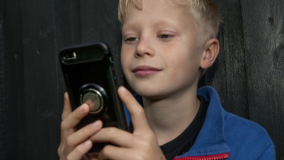 I 2016 var børn i gennemsnit 8,5 år gamle, når de fik deres første mobiltelefon. Foto: Ritzau Scanpix/Jørgen Bausager