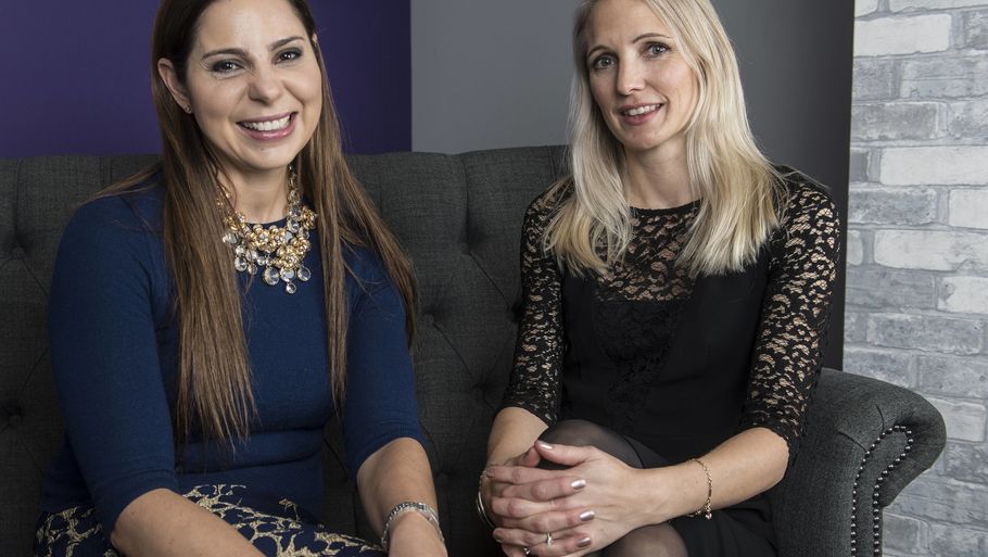 Anna Jones (højre) & Debbie Wosskow har sammen grundlagt kvindenetværket AllBright. Foto: All Over Press