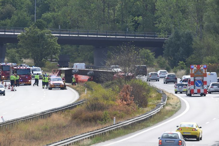 En lastbil væltede tirsdag på Holbækmotorvejen, hvilket fik flere bilister til at filme hændelsen, mens de kørte. Foto: Kenneth Meyer