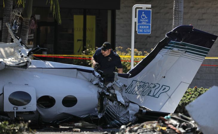 Det lille fly af typen Cessna 414 udstødte ifølge vidner en spruttende lyd - ingen på jorden blev kvæstet. Foto: AP