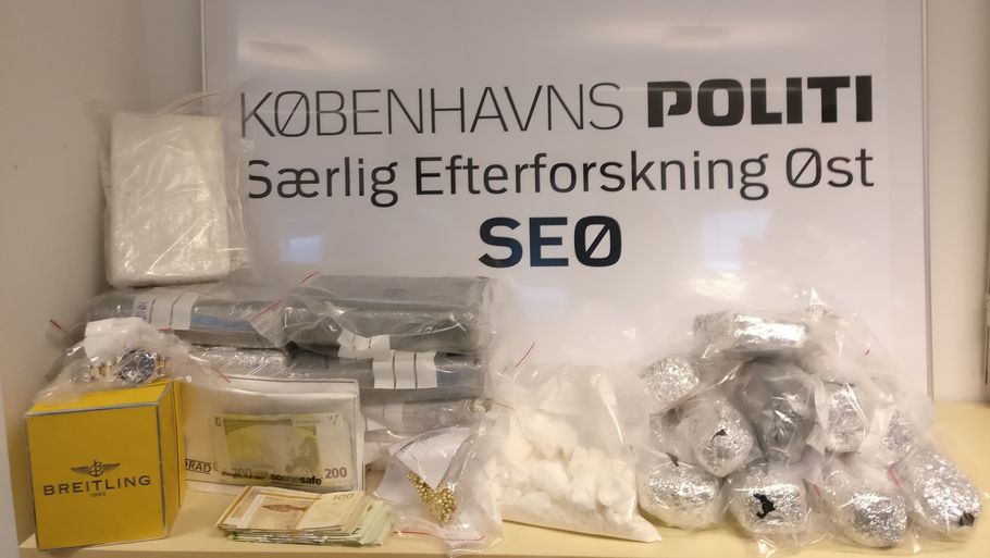 13 kilo kokain, penge og ure blev fundet, da politiet slog til. Siden er sagen vokset til 65 kilo kokain. Politifoto